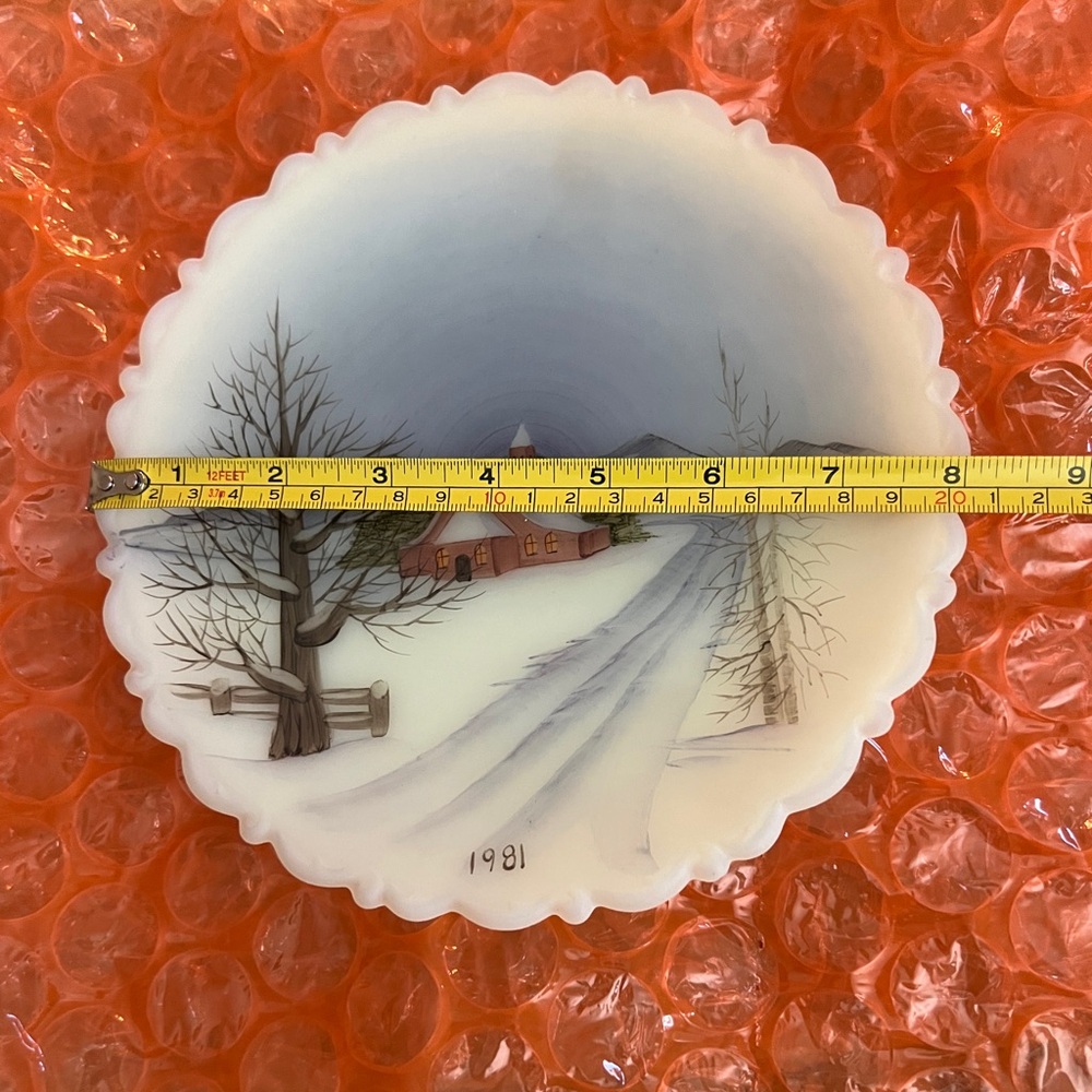 1981 Fenton Christmas Plate Art Glass “All Is Calm” Hand Painted by Gloria Finn - Picture 5 of 7